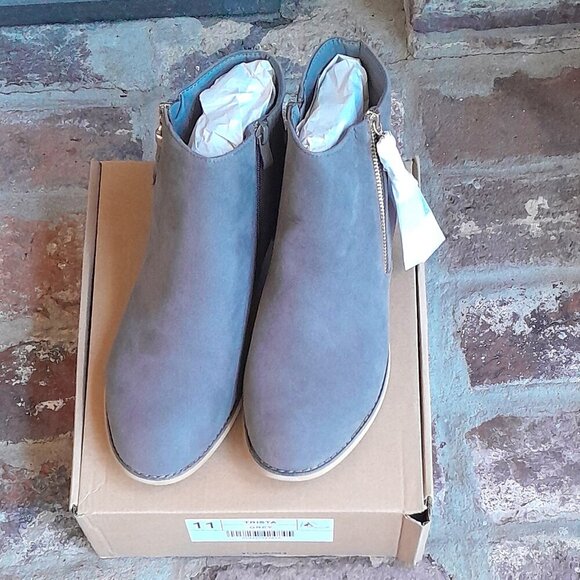 Journee Collection Trista Gray Ankle Boots NIB - Picture 1 of 4